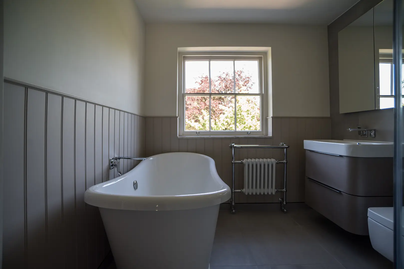 Freestanding bath and traditional sash window